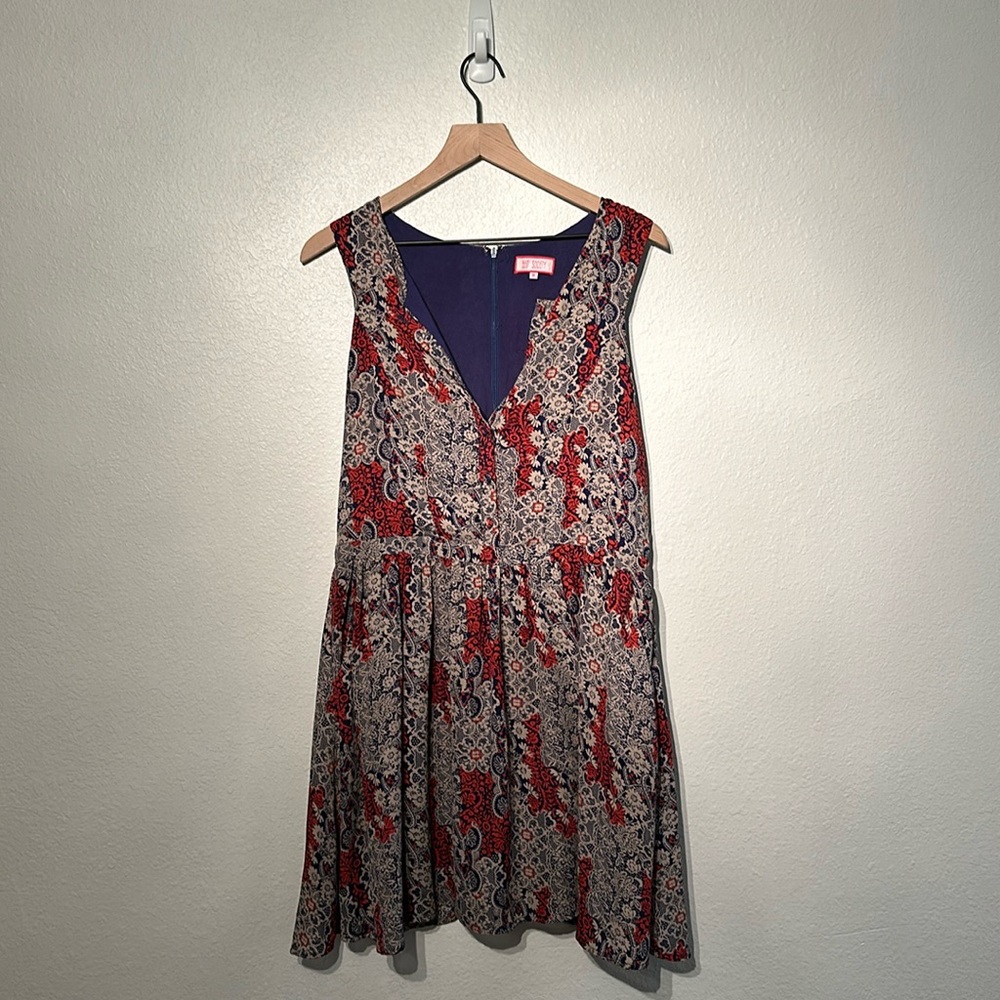 women’s short sleeveless dress with buttons and pockets. Worn just 3 or 4 times